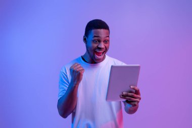 Çevrimiçi Kazanan. Sayısal Tabletle Başarıyı Kutlayan Afro-Amerikalı Adam,