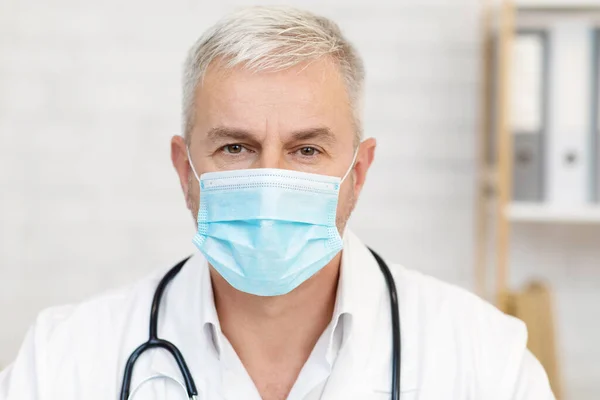 Tiro en la cabeza del médico adulto y consulta en línea con gadget — Foto de Stock