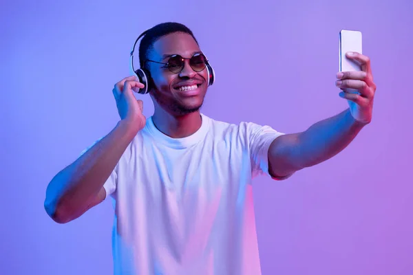 Handsome Black Man Wearing Wireless Headphones And Sunglasses Taking Selfie On Smartphone — Stock Photo, Image