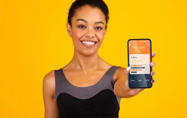 Εκτέλεση εφαρμογής. Μαύρο θηλυκό Holding τηλέφωνο με Jogging App στην οθόνη, Κολάζ — Φωτογραφία Αρχείου