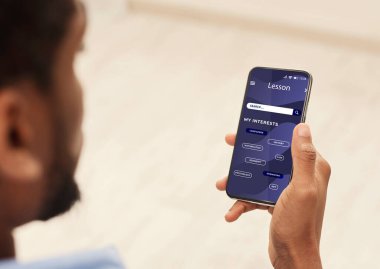 Tanımlanamayan Siyah Adam Smartphone 'da Eğitim Uygulamasında Online Ders Veriyor