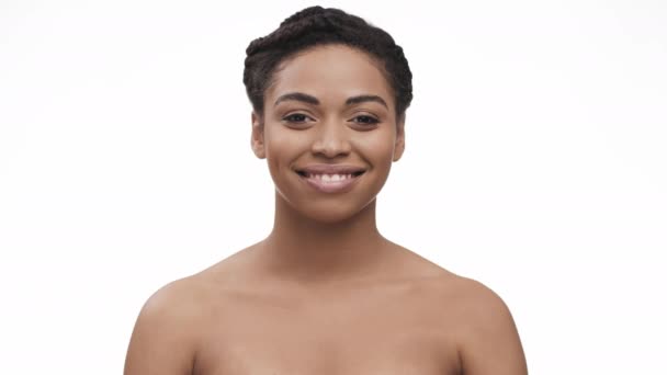 Studio portret pięknej Afroamerykanki uśmiecha się do kamery, białe tło — Wideo stockowe