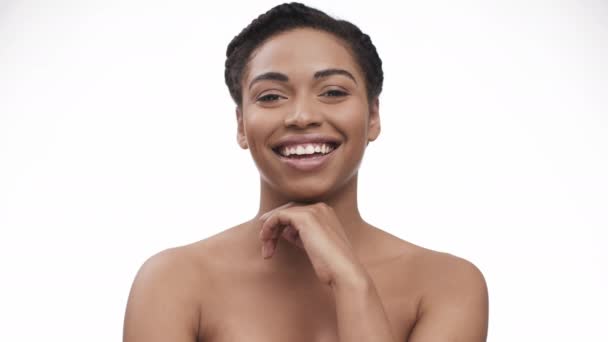 正のアフリカ系アメリカ人女性とカメラで笑って、白いスタジオの背景 — ストック動画