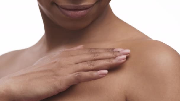 Testápoló kozmetikumok. Közelkép afro-amerikai hölgy alkalmazó krém a testén, lassított felvétel — Stock videók