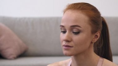 Formda Kadın Evde Spor Şişesinden Su İçiyor