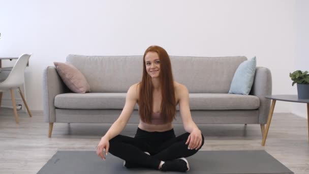 Happy Fitness Lady posando sentado no tapete de ioga em casa — Vídeo de Stock