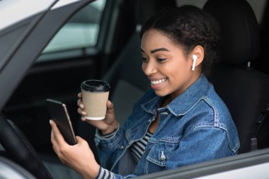 Araba kullanırken mola ve seyahatten video çağrısı