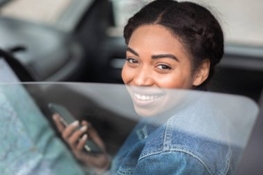 Yoldan geçenlerden yol tarifi, seyahat güzergahı ve yolculuk planı sor.