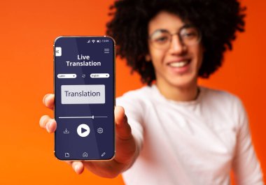 Açılmış Ses Çeviri Uygulamasıyla Neşeli Siyah Adam Akıllı Telefon Gösteriyor