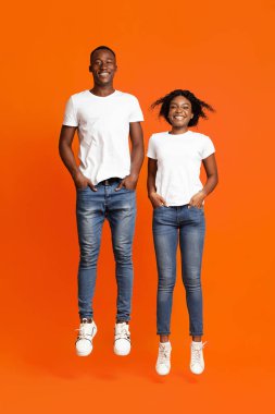 Mutlu siyah aşıklar elleri ceplerinde zıplıyorlar