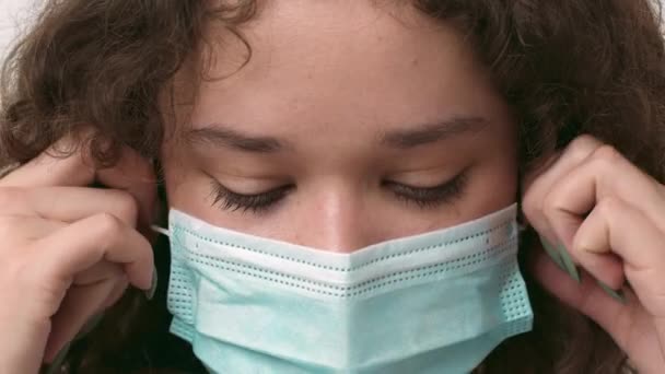Νεαρή κυρία βγάζοντας προστατευτική ιατρική μάσκα και χαμογελώντας στην κάμερα, κλείστε το πορτρέτο, τέλος της έννοιας της καραντίνας — Αρχείο Βίντεο