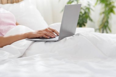 İş, blog, sosyal ağlar, hafta sonları evde arama ve çevrimiçi sohbet