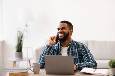 Gülümseyen Siyah İş Adamı Telefonla konuşuyor Modern Ofiste oturuyor