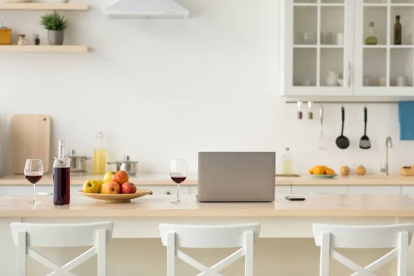 Escandinavo estilo minimalista en la decoración de la cocina, lugar de trabajo y romántico para dos — Foto de Stock