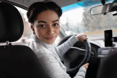 Kadın sürücü arka koltukta ya da otomatik blogcu ile konuşuyor