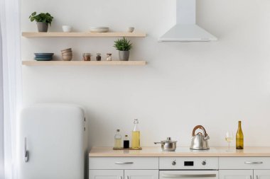 İskandinav tarzında modern minimalist beyaz mutfak, basit, minimalist iç mekan