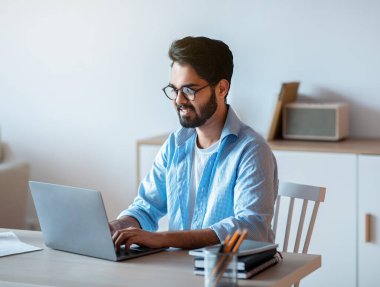 Milenyum Arap Serbest Çalışan Ev Ofisi 'nde dizüstü bilgisayarda çalışıyor.