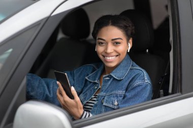 Şehirde şoförlük, modern taksi şoförü ve meslek.