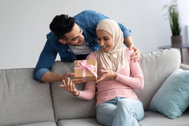 Sevgili Orta Doğulu adam mutlu karısına hediye veriyor.