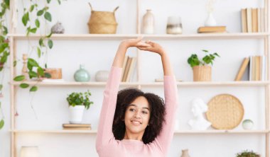 Mola ve rahatlama, iyi ruh hali ve evde dinlenme Covid-19 karantinasında uzaktan çalışma sırasında