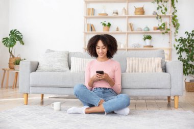 Evde yalnız ve rahatlama, sosyal ağlar, reklam ve uygulama