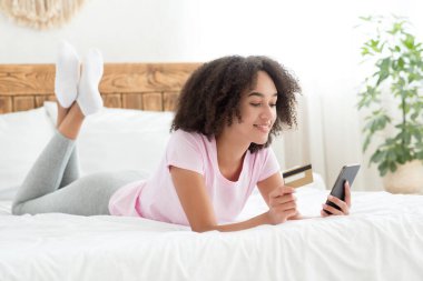 Cihazlı alımlar, COVID-19 salgını sırasında evde ödeme yapmak için mobil uygulama.