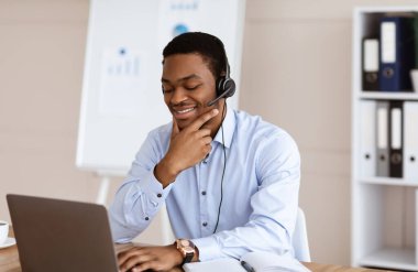 Pozitif genç siyahi adam ofiste iş görüşmesi yapıyor.