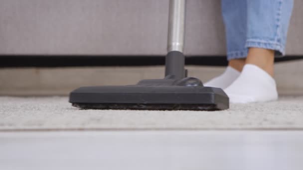 Tägliche Hausreinigung. Hausfrau saugt Teppich mit Staubsauger, Nahaufnahme, Zeitlupe — Stockvideo