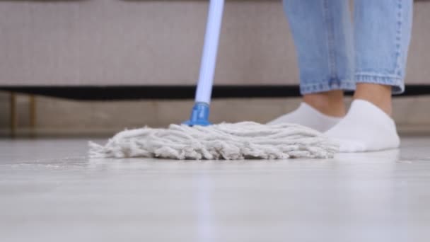 Ibu rumah tangga mencuci lantai dengan pel, pembersihan rumah sehari-hari, tutup, gerakan lambat — Stok Video