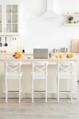 Mutfaktaki ev ofisi, covid-19 kilitlenmesi sırasında vitaminler.