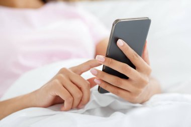 İnternette sörf yapmak, covid-19 karantinası sırasında modern aygıtla blog yazma