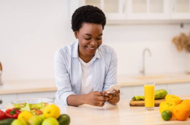 Afrikalı Kadın Mutfakta Sağlıklı Yemek Tarifleri Tarıyor