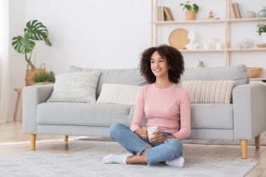 Hoş bir tembel gün, sakin bir tatmin, dinlenen bir ev hanımı.