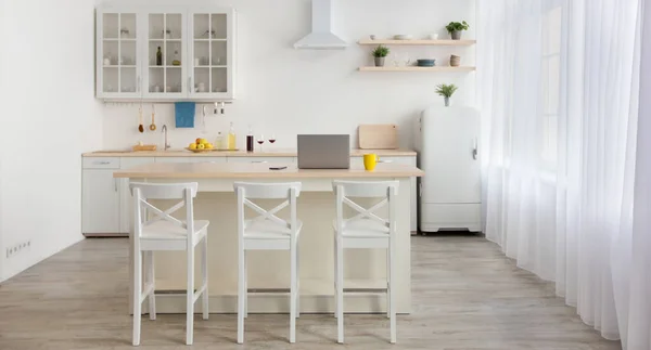 Сучасний домашній блог, віддалена робота та робочий простір на кухні — стокове фото