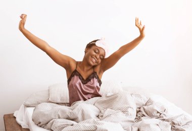 İyi uykulardan sonra mutlu ve rahatlamış