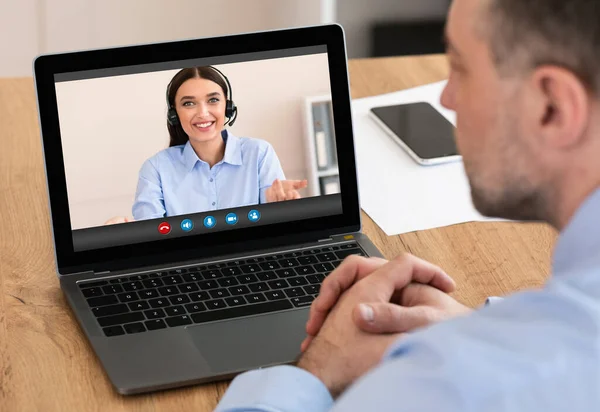 Hátsó nézet egy üzletember Videokonferencia a női kollégával Via Laptop Computer — Stock Fotó