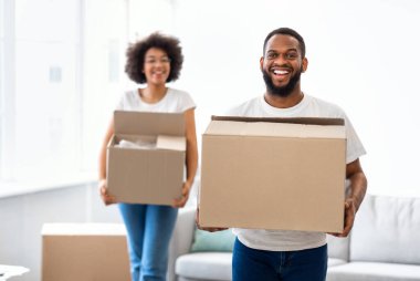 Kutuları Yeni Daire 'ye taşıyan neşeli Afrikalı çift