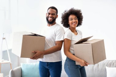 Genç Siyah Eşler Paketli Taşıma Kutularını İçerde Durduruyor