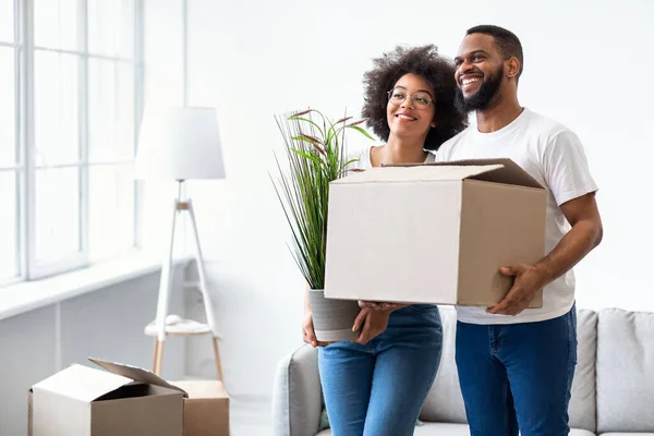 Schwarzes Paar mit gepackten Kisten zieht in neues Haus — Stockfoto