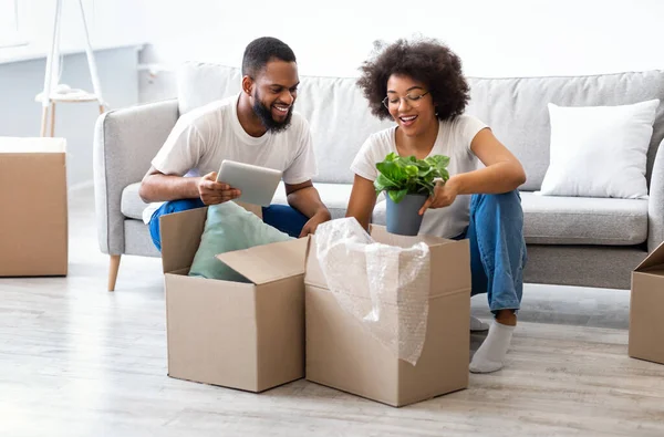 Casal Africano Jovem Movendo Casa Embalagem Pertences Em Caixas Interior — Fotografia de Stock