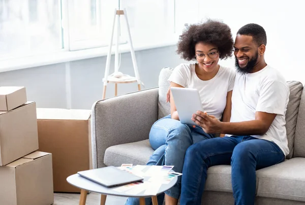 Afrikanische Ehepartner mit Tablet suchen Wohnung zu vermieten — Stockfoto