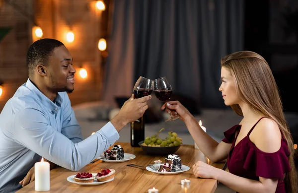 Felice nero uomo e bianco donna avendo romantico cena in ristorante — Foto Stock