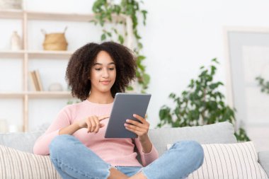 İnternette sörf, internette sohbet, modern randevular ve evde uzaktan çalışma.