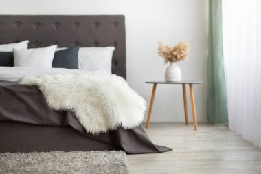 Boho ve İskandinav tarzında modern konforlu şık yatak odası