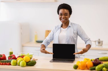Afrikalı Kadın Mutfakta Dizüstü Bilgisayar Ekran Reklamları Yapıyor
