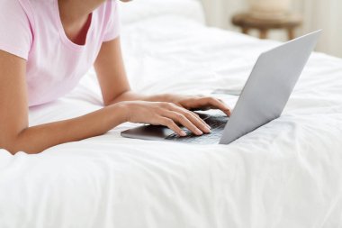 Çevrimiçi arkadaşlarla sohbet, evden çalışma, sosyal ağlar, yeni normal ve sosyal mesafe