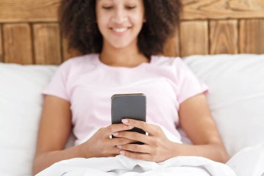 Harika bir teklif ve mesaj, uygulama, reklam, kişisel izolasyon sırasında online sohbet.