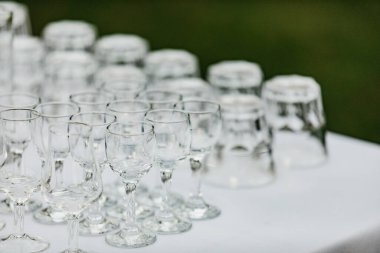 Düğün hazırlıkları, etkinlik ve misafirlerle buluşmalar bardaki ziyafetten önce ve yemek servisinde.