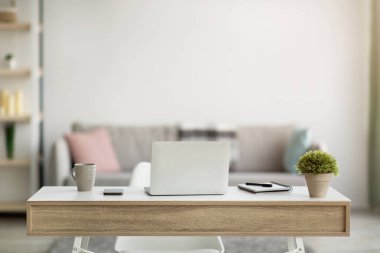 Ev yöneticilerinin işyeri, CV19 tecridi sırasında müşterilerle çalışmak.