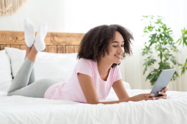 Evde teknoloji ile rahat dinlenme, video görüşmesi ve covid-19 karantinası sırasında sohbet